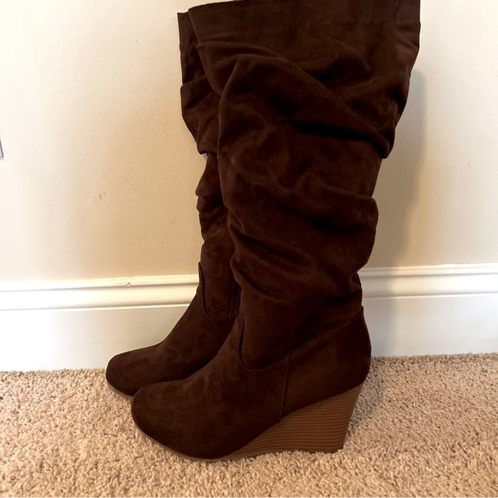 JOURNEE COLLECTION WOMEN'S HAZE WEDGE HEEL DRESS BOOTS,BROWN,US SIZE 10.